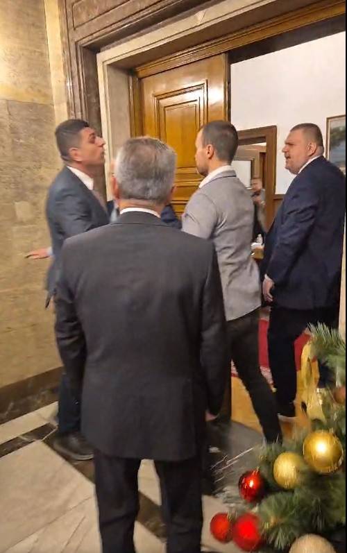 Сблъсък Мирчев-Пеевски 